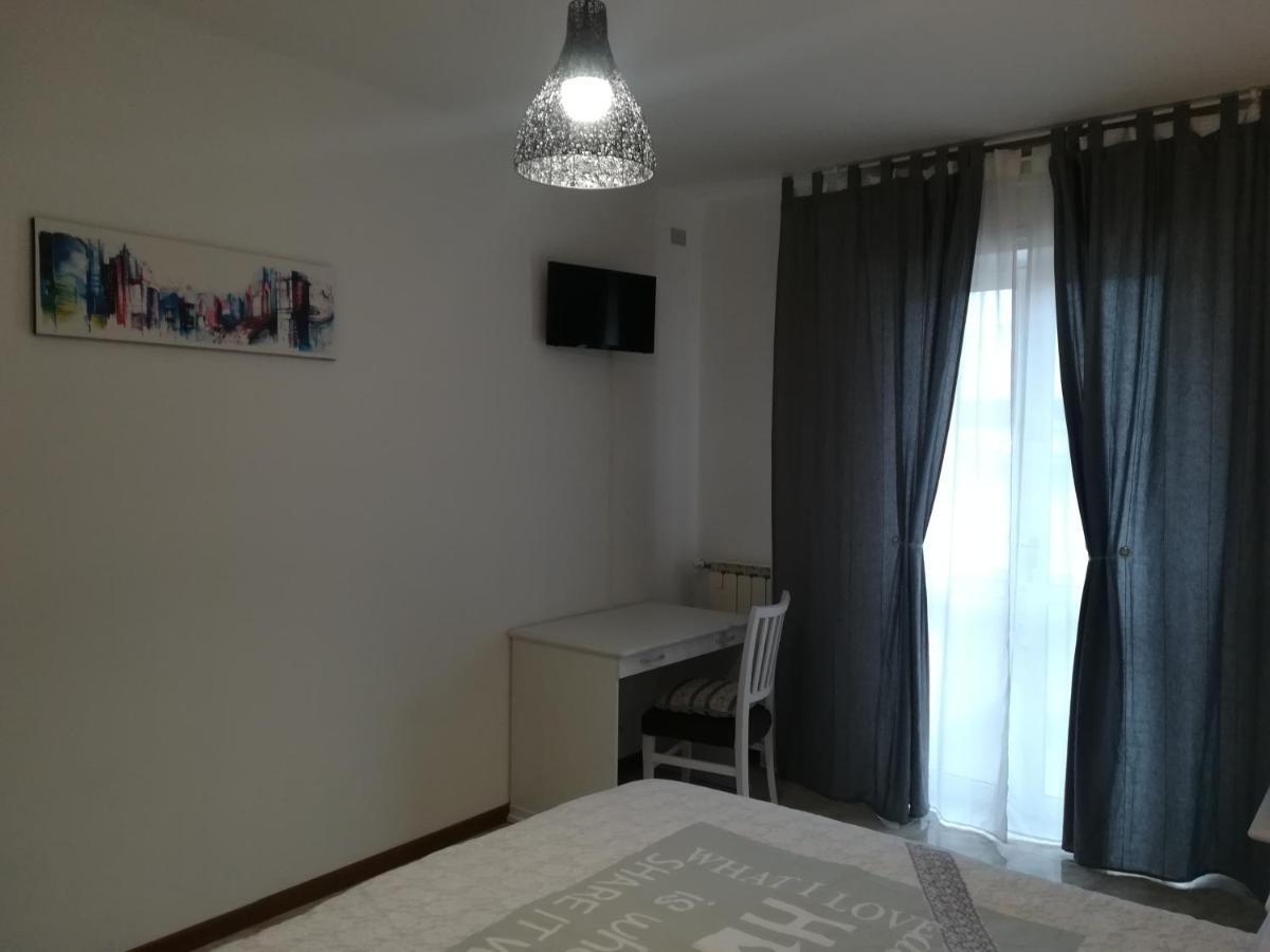 Camera Matrimoniale Deluxe con Bagno Privato Estero (2 Adulti + 1 Bambino)